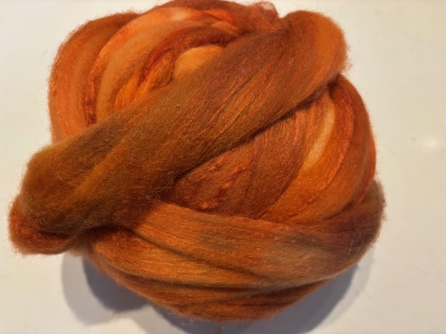 Zelf geverfde merinowol met zijde, nummer 65 oranje koper, per 50gram