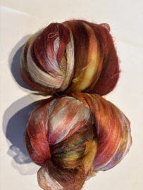 Shawl pakket margilan nummer 15 rode multi: 2,5 meter zelfgeverfde wol met 50% zijde, en  250x 45 cm margilan zijde