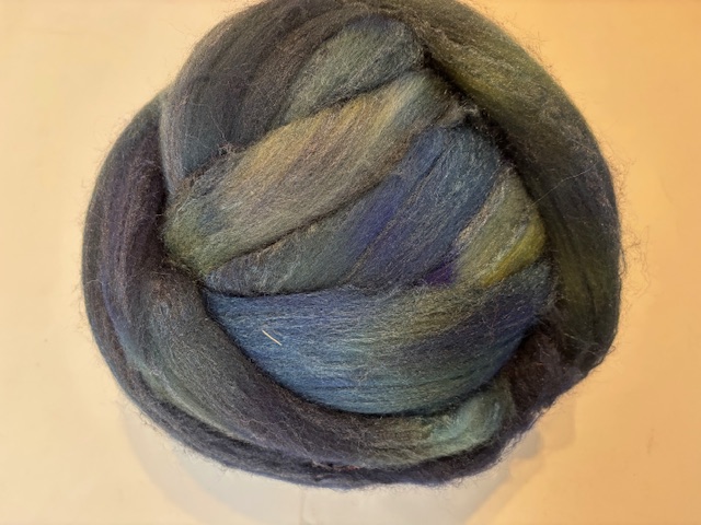 Zelf geverfde merinowol met zijde, nummer 112 groen blauw tinten, pers 50 gram