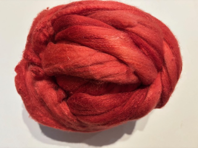 Zelf geverfde merinowol met zijde, nummer 141 rood tinten , per 50 gram