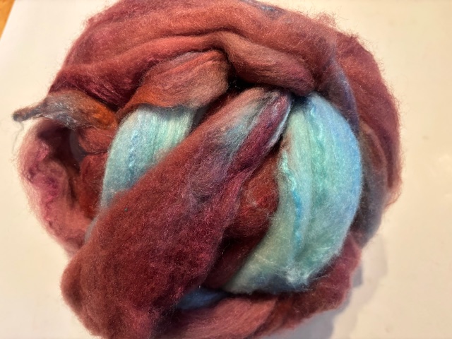 Zelf geverfde merinowol met zijde, nummer 66 oud aubergine vleugje blauw tinten, per 50 gram