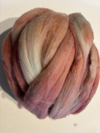 Zelf geverfde merinowol met zijde, nummer 54 rose hemels blauw, per 50 ram