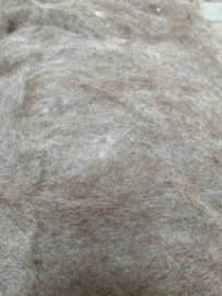 Kaardvlies | Bergschaap | Vulwol donker beige, per 1kilo ca. 140 breed ca. 250-350 lang 30-32 micron