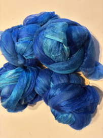 Shawl pakket margilan nummer 6 turquoise kobalt tinten: zelfgeverfde margilan zijde 250x 45 cm en 2,5 meter zelfgeverfde wol met 50% zijde