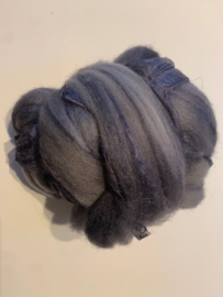 Shawl pakket margilan nummer 42 grijs zwart tinten: 2,5 meter zelfgeverfde wol met 50% zijde, zelfgeverfde 250x 45 cm magilan zijde