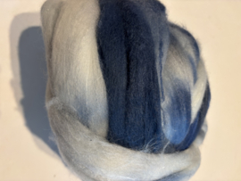 Zelf geverfde merinowol, nummer 166 blauw, per  50 gram