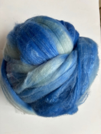 Zelf geverfde merinowol met zijde, nummer 130 blauw tinten, per 50 gram