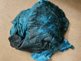 Gaas zijde uit Oezbekistan zijde , zelf geverfd, petrol/turquoise  nummer 2 (kwaliteit tussen chiffon en ponge), 90 breed prijs per 50 cm