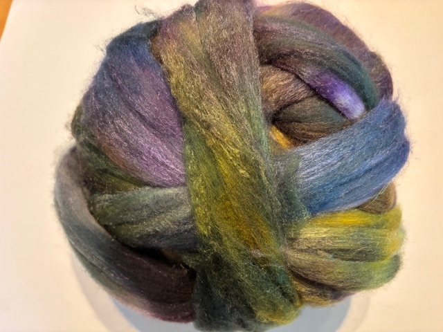 Zelf geverfde merinowol met zijde, nummer 49 blauw groen paars tinten, per 50 gram
