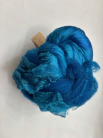 Shawl pakket margilan nummer 12 turquoise blauw tinten: 2,5 meter zelfgeverfde  wol met 50% zijde,  250x 45 cm margilan zijde