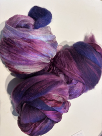 Shawl pakket margilan nummer 6 hortensia tinten: zelfgeverfde margilan zijde 250x 45 cm en 2,5 meter zelfgeverfde wol met 50% zijde