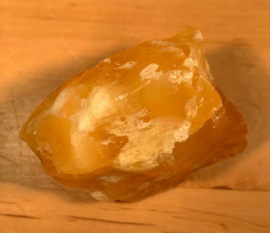 Oranje calciet ruw, nummer 7, 79 gram
