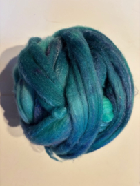 Zelf geverfde merinowol met 30% zijde, nummer 22 turquoise tinten, per 50gram