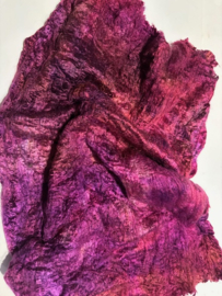 op = op Moerbei zijde lap zelfgeverfd, violette purper,  nummer 19 per 15 gram