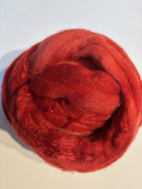 Zelf geverfde merinowol met zijde, nummer 41 rood tinten, per 50 gram