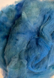 Zelf geverfde wensleydale wol in vlies, nummer 11 turquoise tinten, per 50 gram