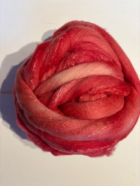 Zelf geverfde merinowol met 30% zijde, nummer 9 rosé tinten, per 50 gram