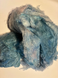 Oezbekistan zijde lap zelfgeverfd, licht blauw tinten, nummer 115 per 10 gram
