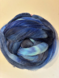 Zelf geverfde merinowol met zijde, nummer 116 blauw  tinten, per 50 gram