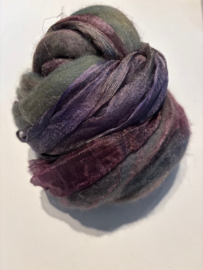Shawl pakket margilan nummer 27 groen paars: 2,5 meter zelfgeverfde wol met 50% zijde en 250x 45 cm margilan zijde