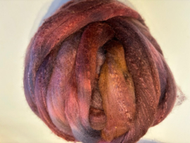 Zelf geverfde merinowol met zijde, nummer 51 aubergine tinten, per 50 gram