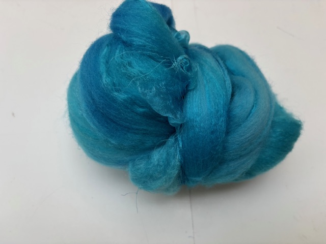 Shawl pakket margilan nummer 7 licht turquoise tinten : 2,5 meter zelfgeverfde wol met 50% zijde,  250x 45 cm margilan zijde