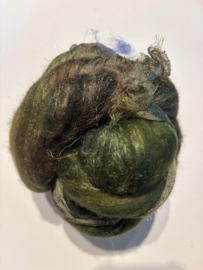 Shawl pakket margilan nummer 23 donker groen tinten: 2,5 meter zelfgeverfde wol met 50% zijde, en 250x 45 cm margilan zijde