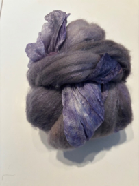 Shawl pakket margilan nummer 8 amethist grijs  : 2,5 meter zelfgeverrfde wol met 50% zijde, zelfgeverfde 250x 45 cm magilan zijde