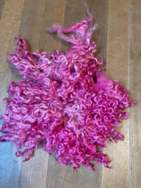 op = op Wensleydale krullen met achtervacht iets in elkaar nummer 2, fel rose tinten, 120  gram