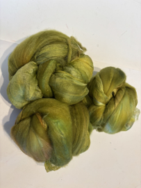 Shawl pakket margilan nummer 10 groen tinten : 2,5 meter zelfgeverfde wol met 50% zijde, en 250x 45 cm margilan zijde