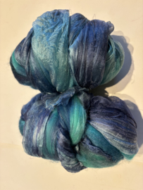 Shawl pakket margilan nummer 7 turquoise blauw tinten : 2,5 meter zelfgeverfde wol met 50% zijde,  250x 45 cm margilan zijde