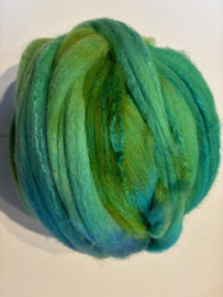 Zelf geverfde merinowol met zijde, nummer 105 fel groen turquoise, per 50 gram