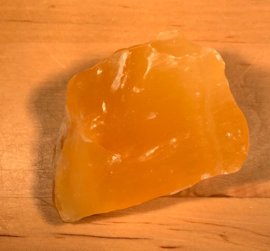 Oranje calciet ruw, nummer 3, 48 gram