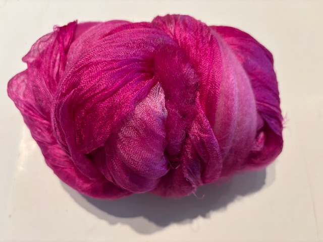 Shawl pakket margilan nummer 2 knal rosé tinten: zelfgeverfde margilan zijde 250x 45 cm en 2,5 meter zelfgeverfde wol met 50% zijde