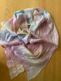 Shawl pakket  margilan nummer 3 linde tinten: zelfgeverfde magilan zijde 250x 45 cm en 2,5 meter zelfgeverfde wol met 50% zijde