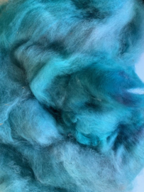 Zelf geverfde wensleydale wol in vlies, nummer 20  turquoise tinten per 50 gram