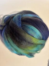 Zelf geverfde merinowol met zijde, nummer 114 blauw groen tinten, per 50 gram