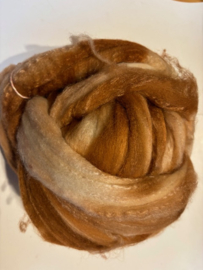 Zelf geverfde merinowol met zijde, nummer 116 camel huid ecru tinten, per 50 gram