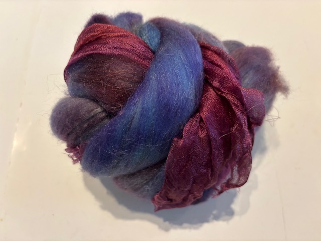 Shawl pakket margilan nummer 28 paars tinten : 2,5 meter zelfgeverfde wol met 50% zijde en 250x 45 cm magilan zijde