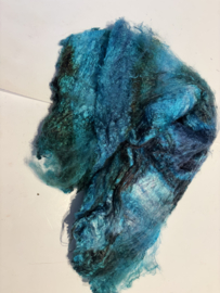 Moerbei zijde lap zelfgeverfd, turquoise blauw tinten,  nummer 20 per 10 gram