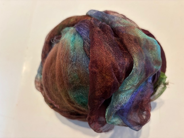 Shawl pakket margilan nummer 24 multi tinten: 2,5 meter zelfgeverfde wol met 50% zijde en  250x 45 cm margilan zijde