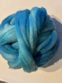 Zelf geverfde merinowol met zijde, nummer 82 turquoise hemels, per 50 gram