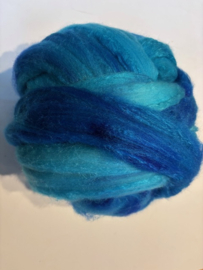 Zelf geverfde merinowol met zijde, nummer 27 turquoise tinten, per 50 gram