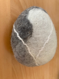 Vilten kei  14 bij 13 cm hoogte 10 cm