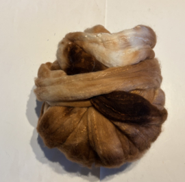 Zelf geverfde merinowol met zijde, nummer 82 bruin, per 50 gram
