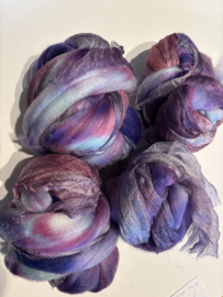 Shawl pakket margilan nummer 9 licht blauw paars zelfgeverfde margilan zijde 250x 45 cm en 2,5 meter zelfgeverfde wol met 50% zijde