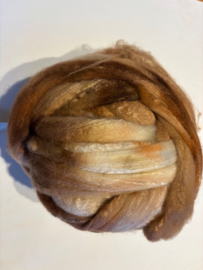 Zelf geverfde merinowol met zijde, nummer 10 beige licht bruin tinten , per 50 gram