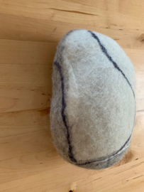 Vilten kei  23 bij 14 cm hoogte  12cm