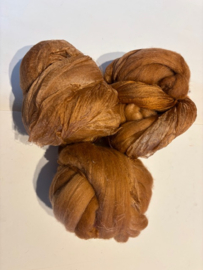 Shawl pakket margilan nummer 20 camel tinten: zelfgeverfde margilan zijde 250x 45 cm en 2,5 meter zelfgeverfde wol met 50% zijde
