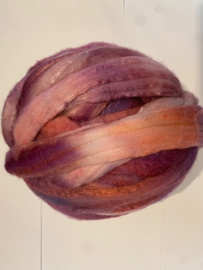 Zelf geverfde merinowol met zijde, nummer 144 rosepaars tinten , per 50 gram